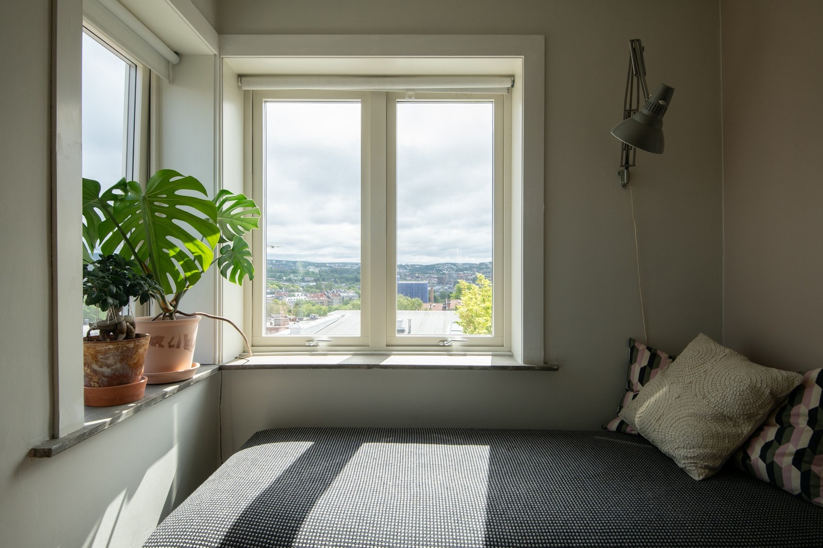 Stuen har plass til både spisebord og sofa i forkant av vinduene. Galleribilde