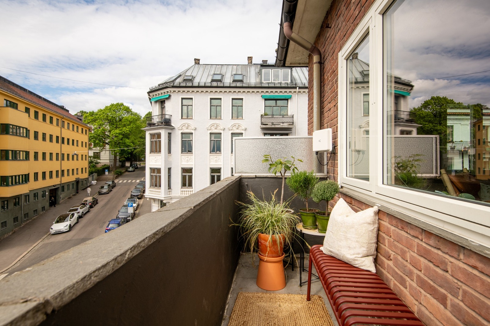 Balkongen er et hyggelig uteareal med sol fra omtrent midt på dagen og ut over kvelden i sommerhalvåret iflg. selger. Galleribilde