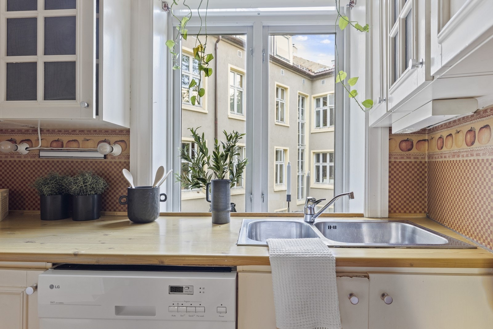 Integrerte hvitevarer: komfyrog induksjonstopp(2016). Hvitevarene medfølger salget. Galleribilde