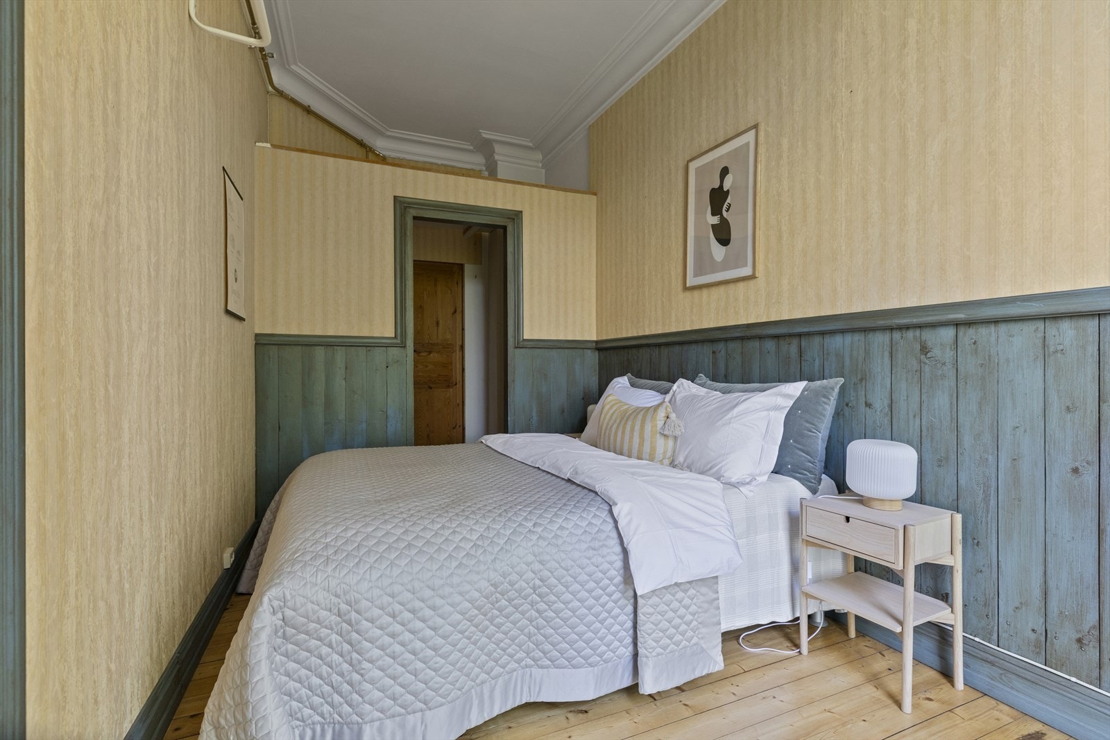 Tregulv, tapet og brystningspanel ( originalt treverk fra 1896 i følge salgsoppgave fra kjøp) på vegger og malt tak. Galleribilde