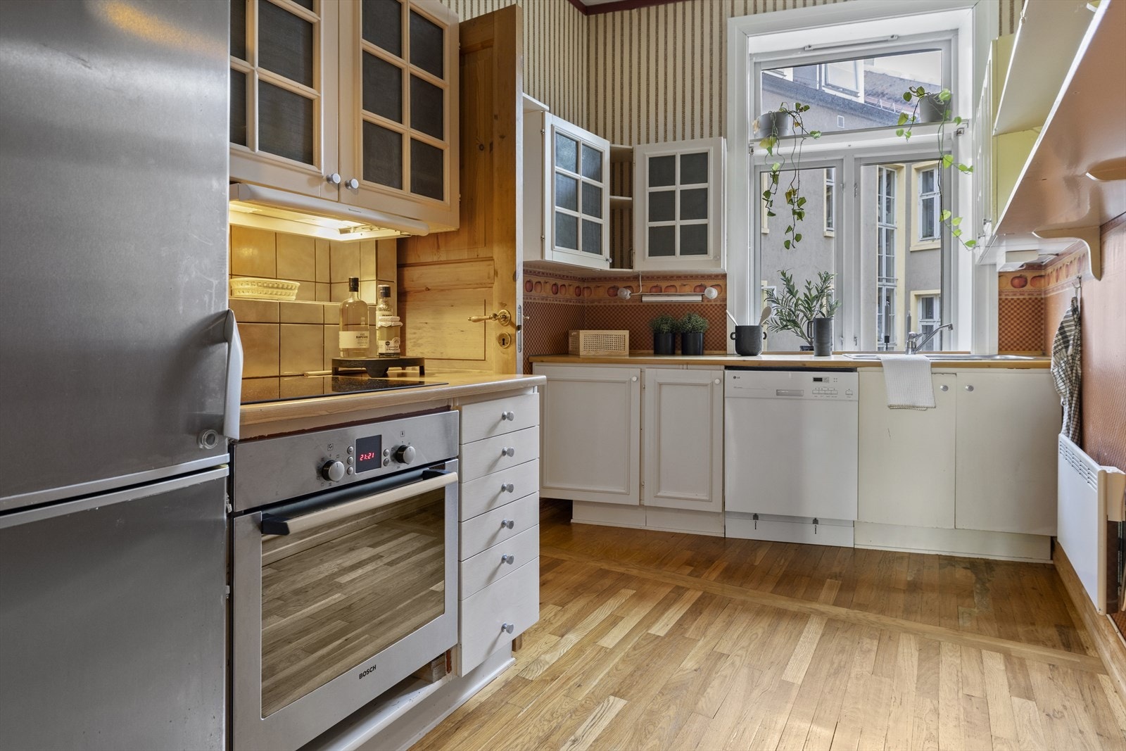 Leiligheten har separat kjøkken med god skap- og benkeplass. Galleribilde