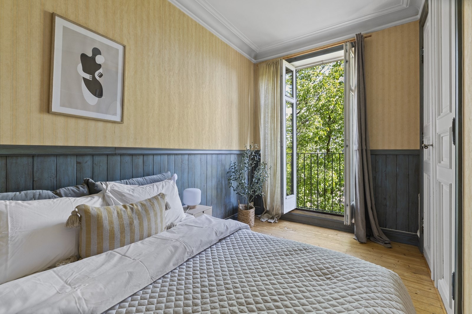 Romslig og lunt hovedsoverom med god plass til dobbeltseng, tilhørende nattbord, garderobeskap Galleribilde