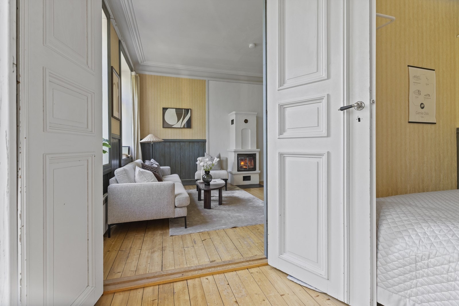 Tregulv, tapet og brystningspanel ( originalt treverk fra 1896 i følge salgsoppgave fra kjøp) på vegger. Galleribilde