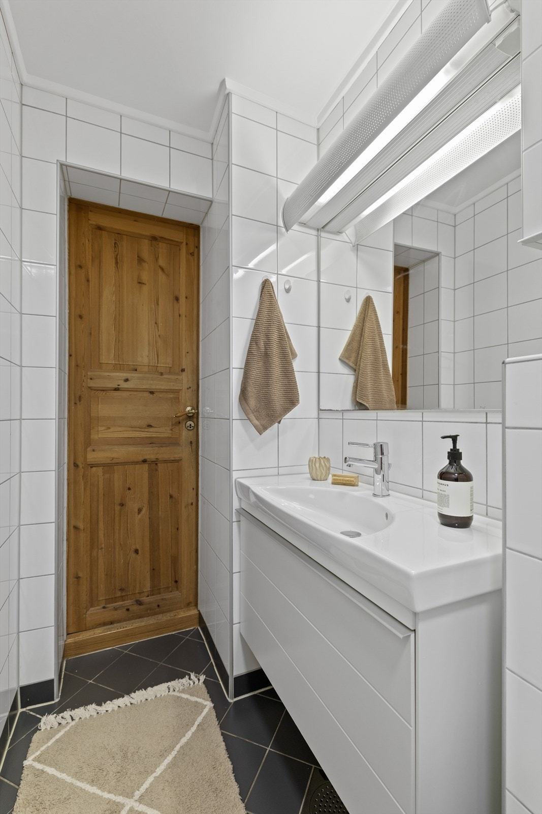 Gulvet er flislagt. Rommet har elektriske varmekabler. Galleribilde