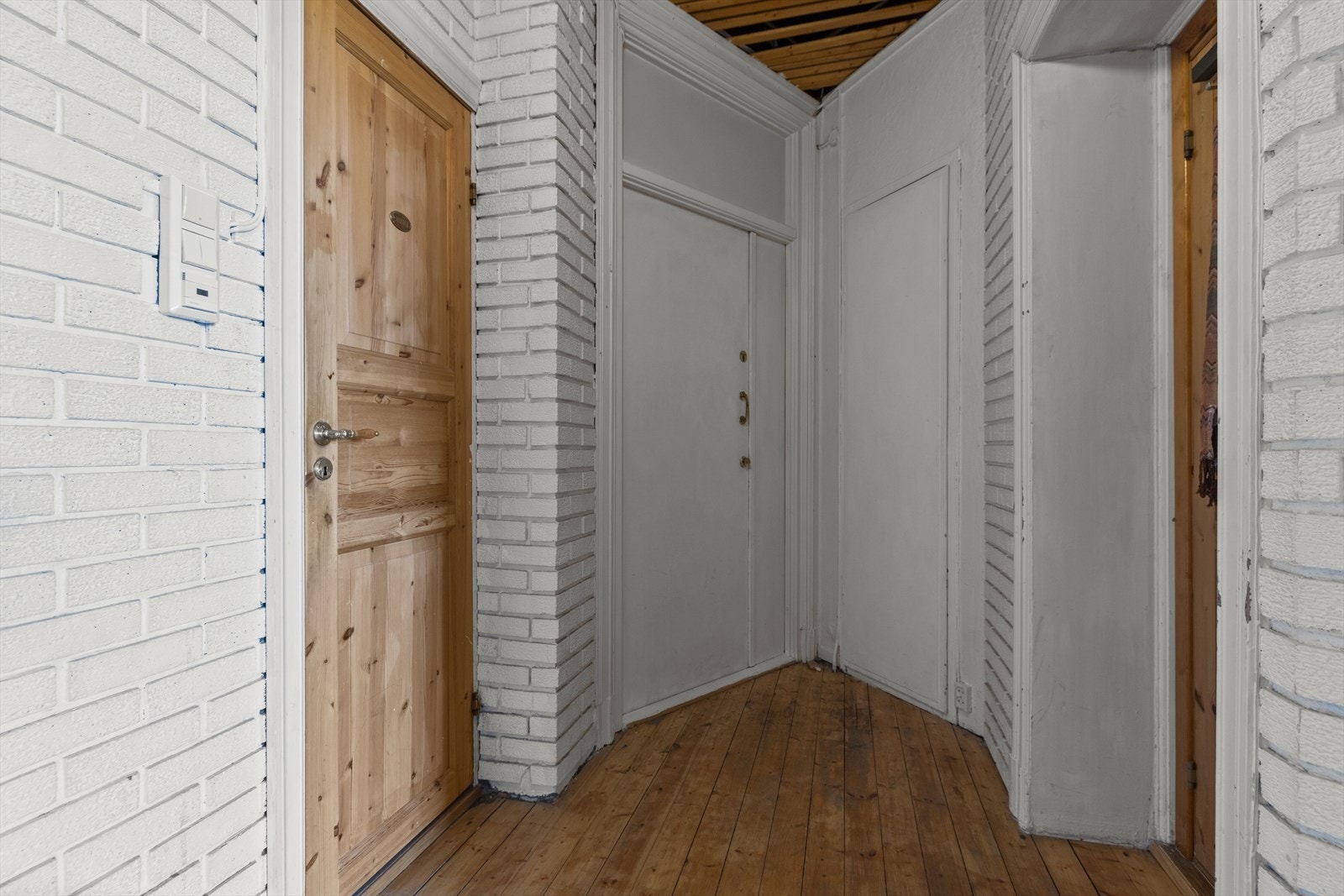 Automatsikringer med skap i entre. Galleribilde