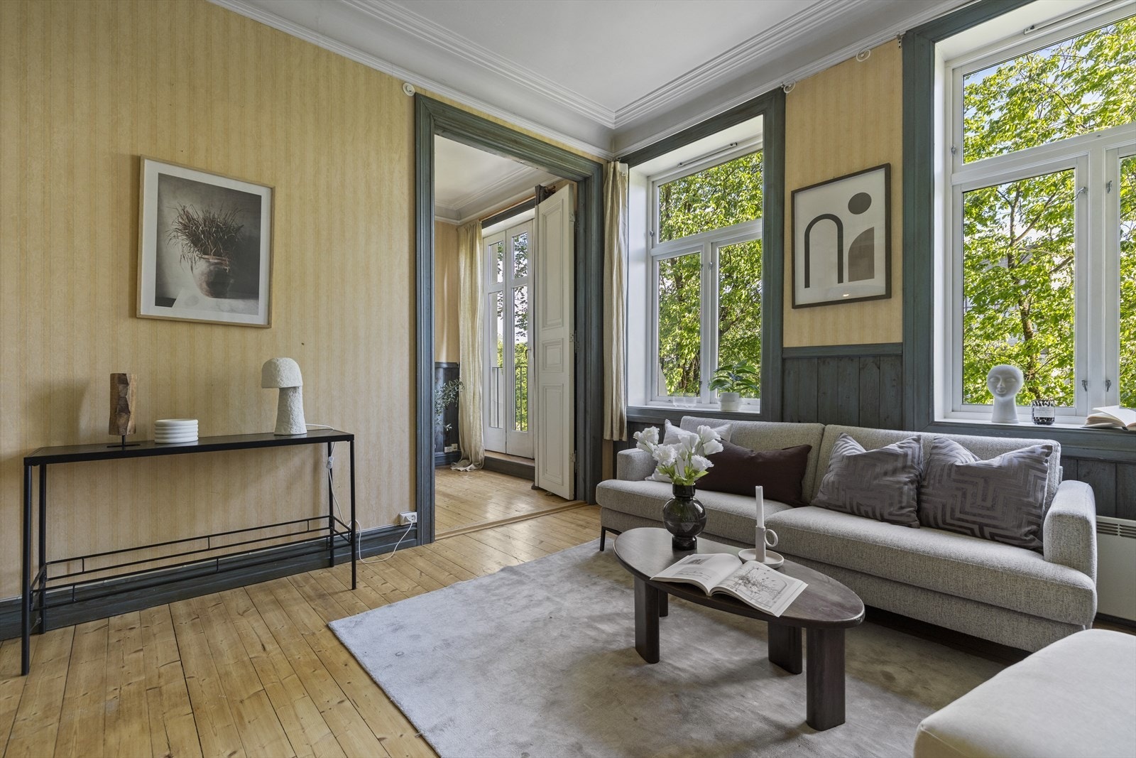 Hyggelig og gjennomgående hjørneleilighet med klassiske detaljer og spennende løsninger. Galleribilde