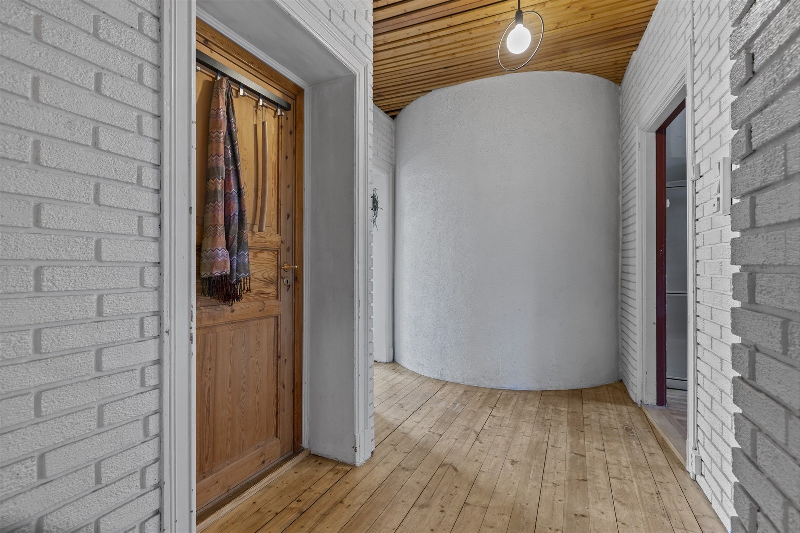 Lys entré med plass til oppbevaring av yttertøy og sko. Galleribilde