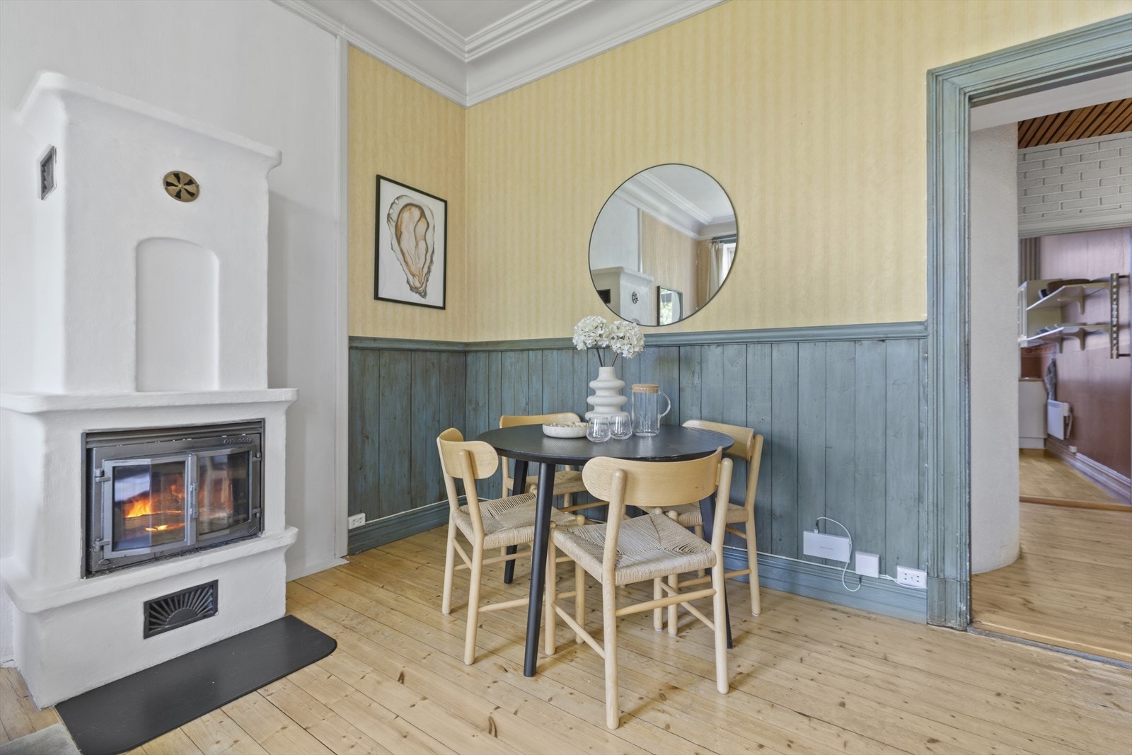 Oppmurt peis med Keddy innsats i stue. Nytt røykrør fra 2023. Galleribilde