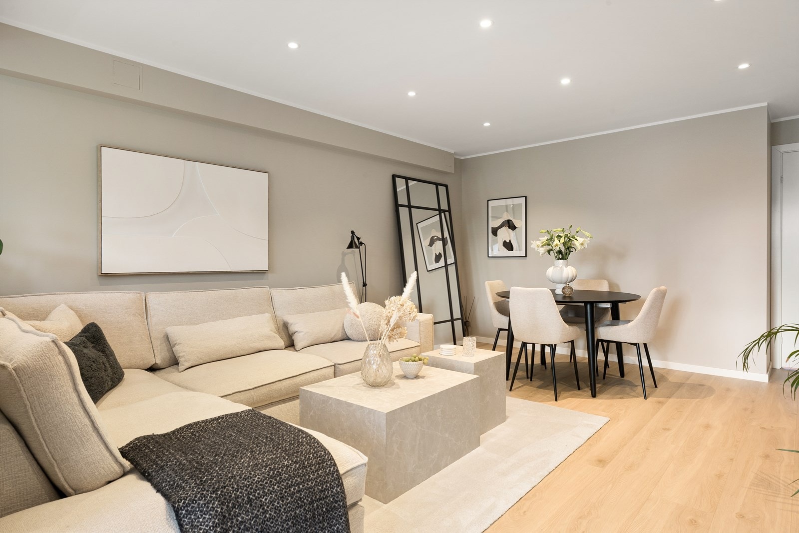 Det er god plass til både sofagruppe og spisebord i stuen. Galleribilde
