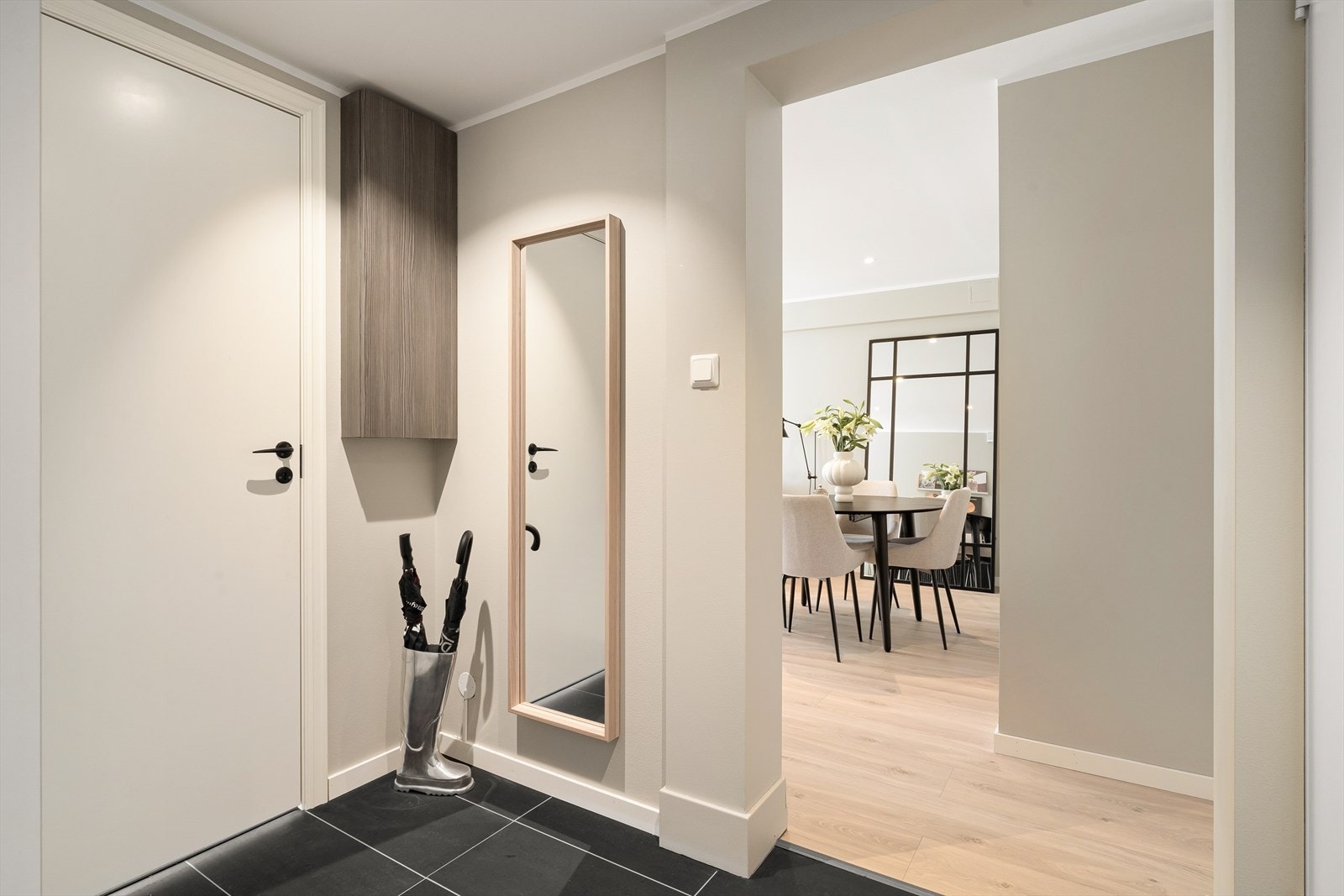 Førsteinntrykket av leiligheten er en lys og fin entré på 8,5 m². Galleribilde