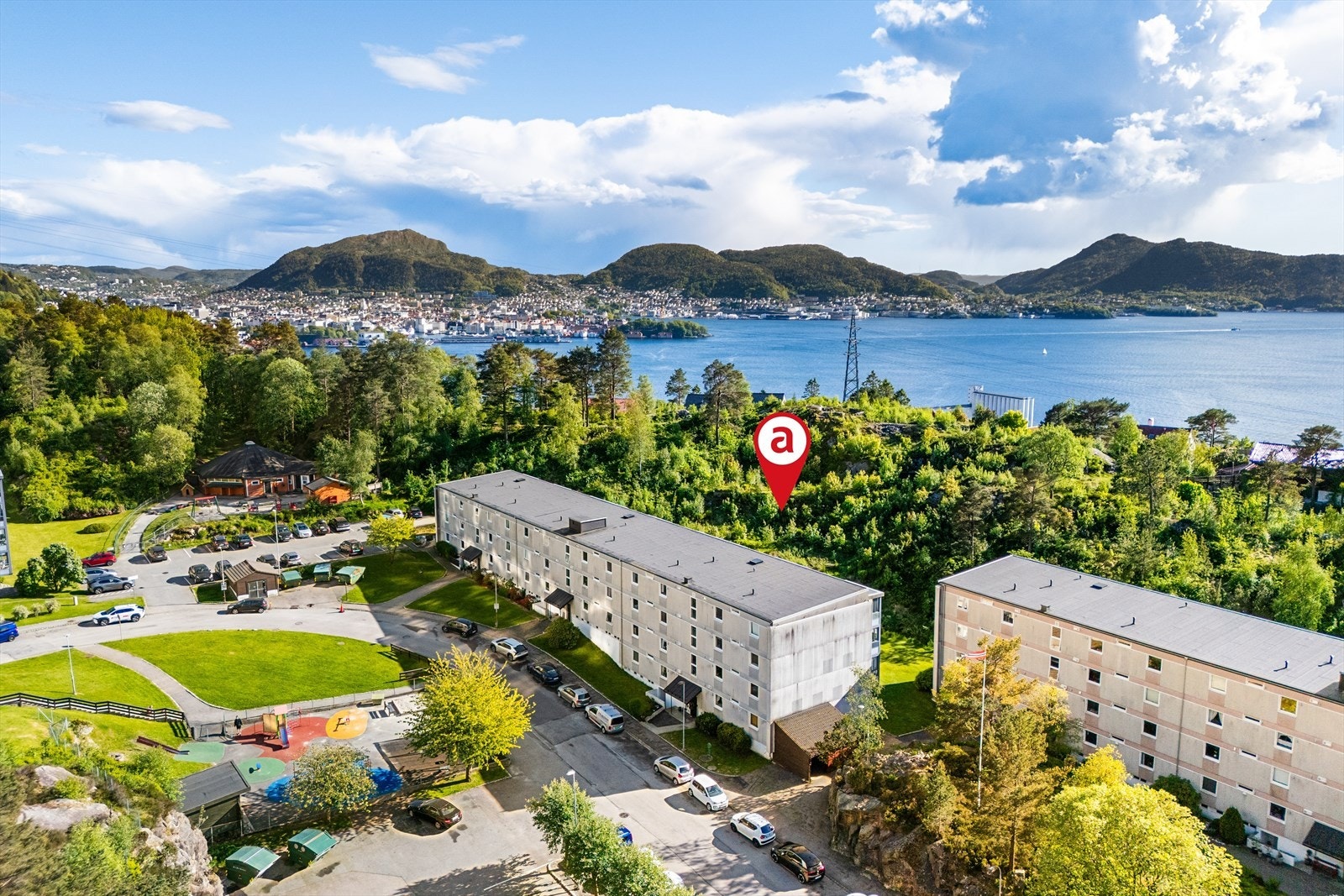 Leiligheten ligger med kort vei til NHH, buss, dagligvare, byfjell og sentrum. Galleribilde