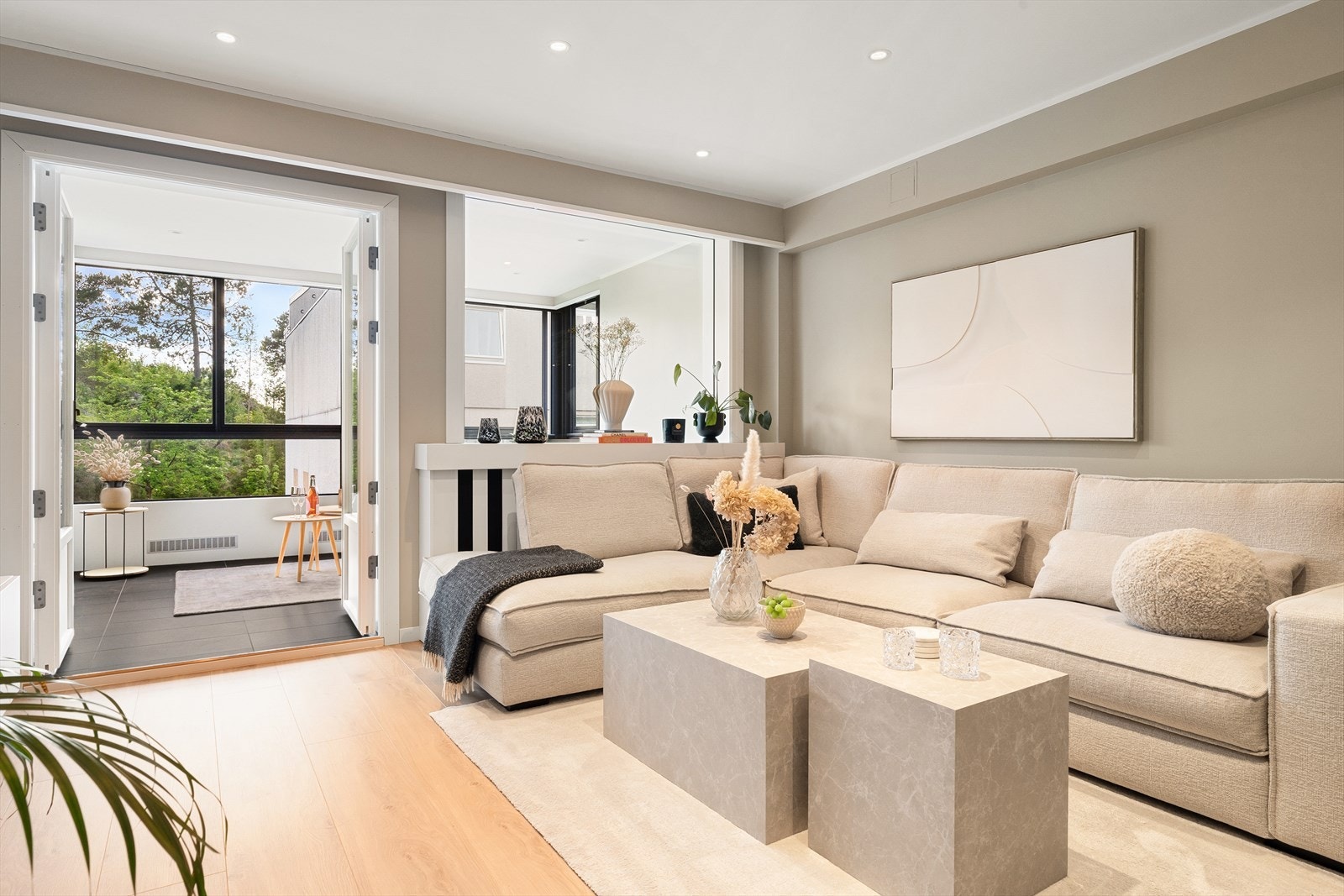 Stuen har et areal på 21,4 m² og fremstår som lys og innbydende. Galleribilde