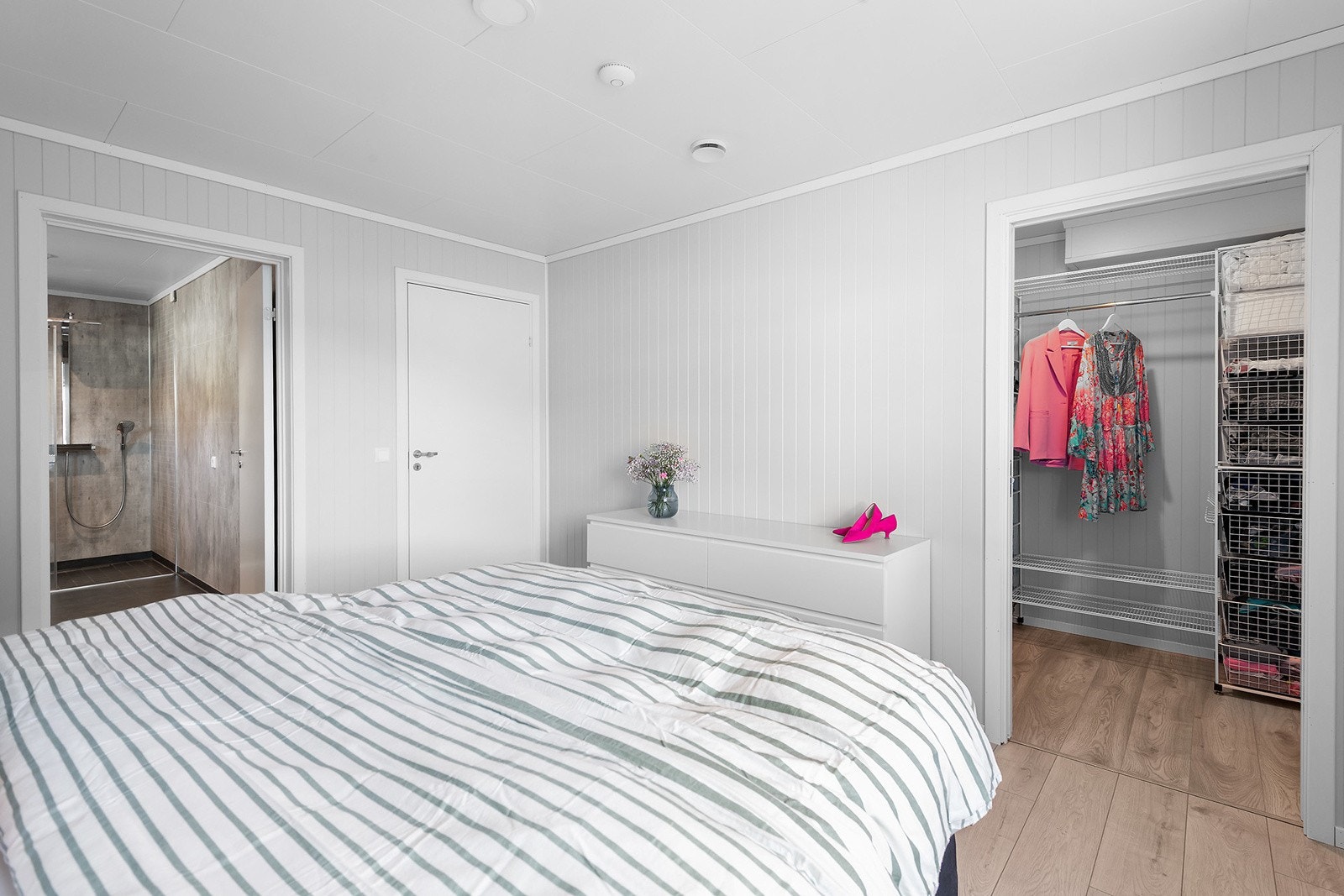 Hovedsoverom med garderoberom og direkte tilgang til bad Galleribilde