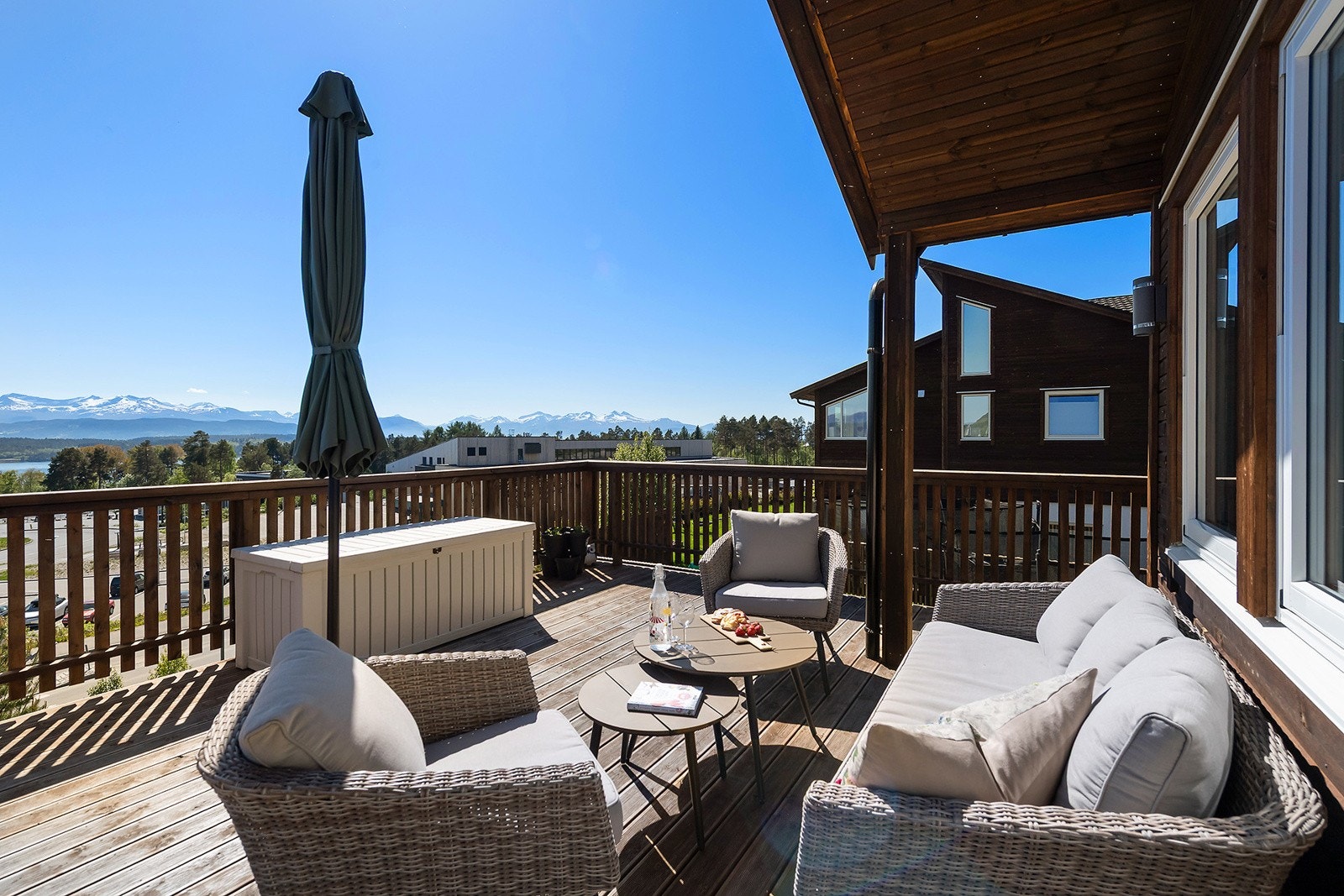 Fra stuen er det utgang til veranda med utsikt Galleribilde