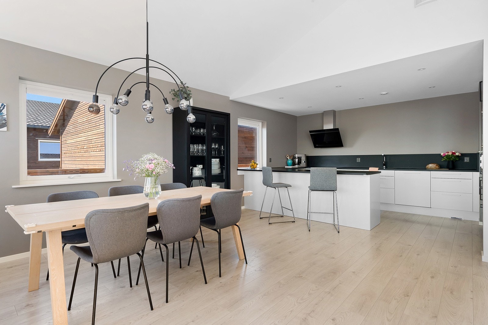 Det er god spiseplass i stuen og åpen løsning til kjøkkenet Galleribilde