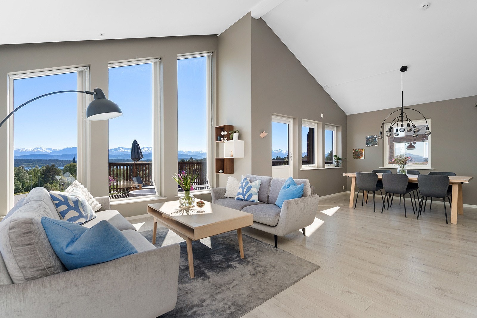 Skråtak i stuen gir en god romfølelse Galleribilde