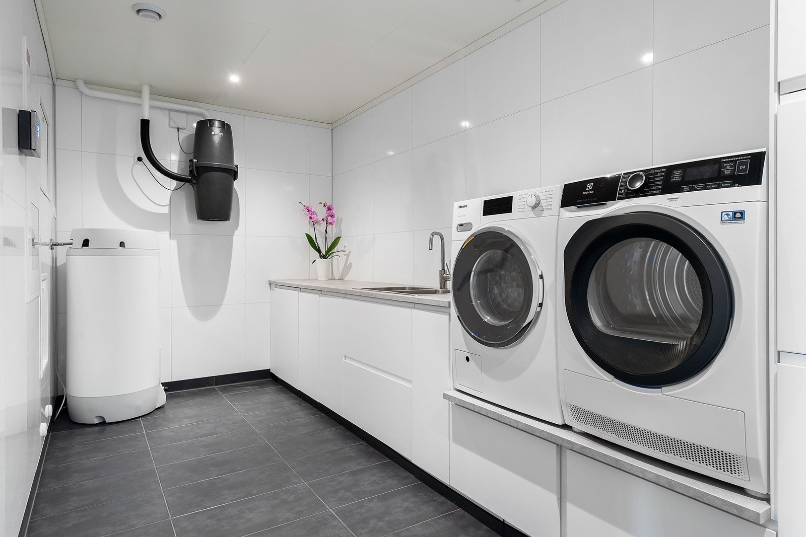 Stor bod/ vaskerom med skapinnredning Galleribilde