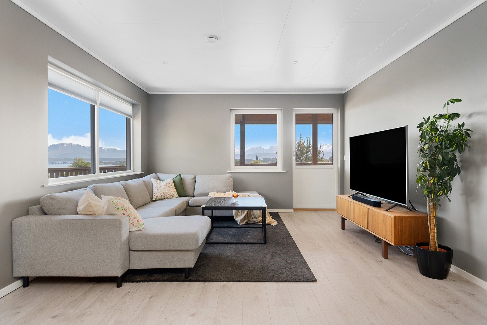 Stuen i underetasjen har utgang til stor terrasse og hage Galleribilde