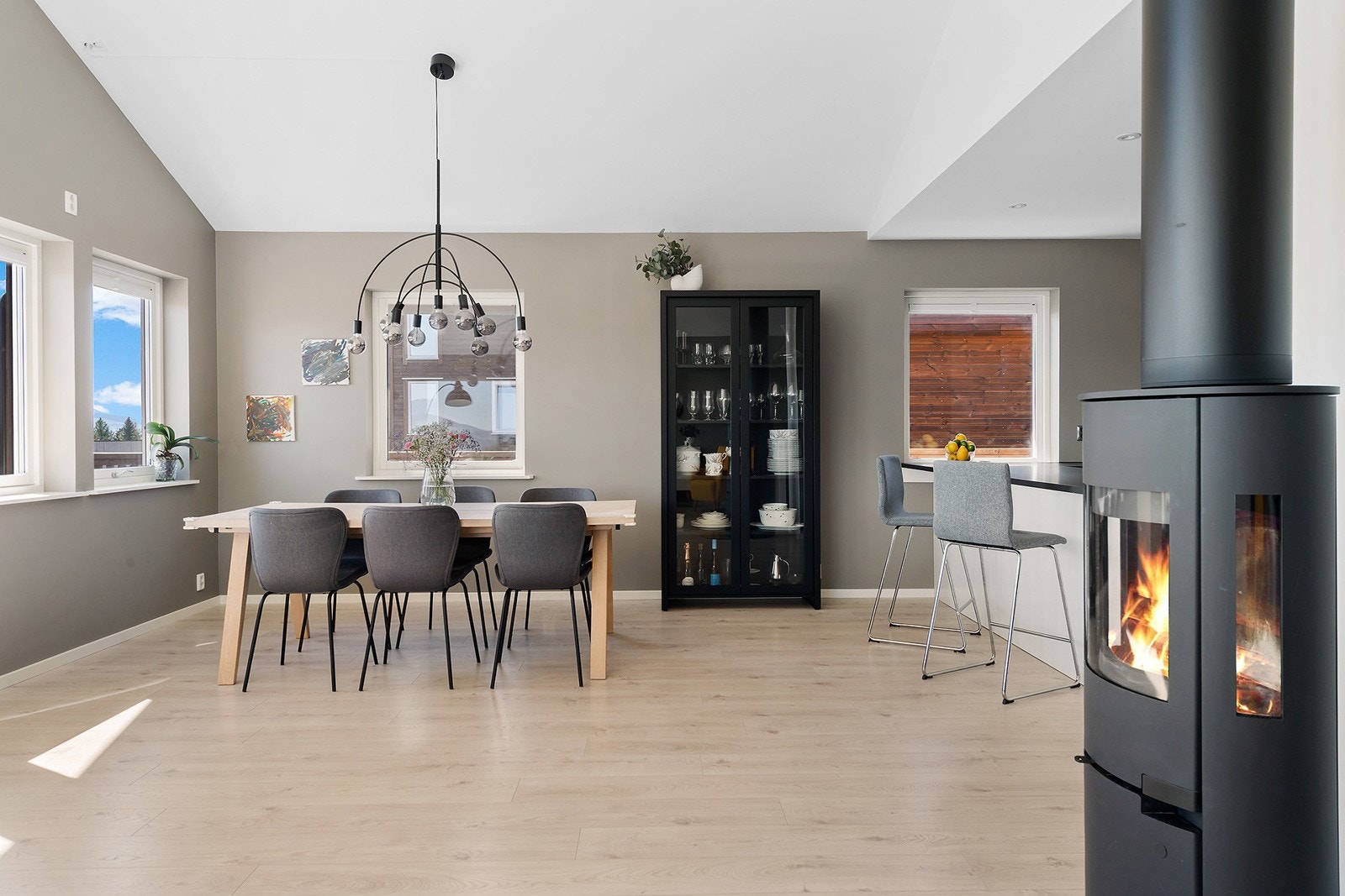 Stuen har rentbrennende vedovn Galleribilde