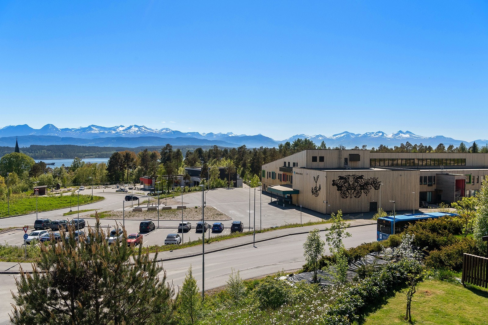 Eiendommen ligger like ved nye Årølia barneskole Galleribilde