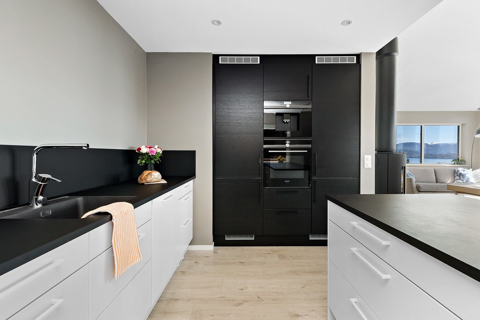 Kjøkkenet har integrert kaffe/espressomaskin, kjøleskap, fryseskap, oppvaskmaskin, stekeovn og induksjon koketopp Galleribilde