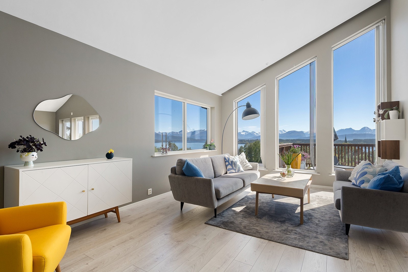 Store vinduer mot sør rammer inn den fine utsikten Galleribilde