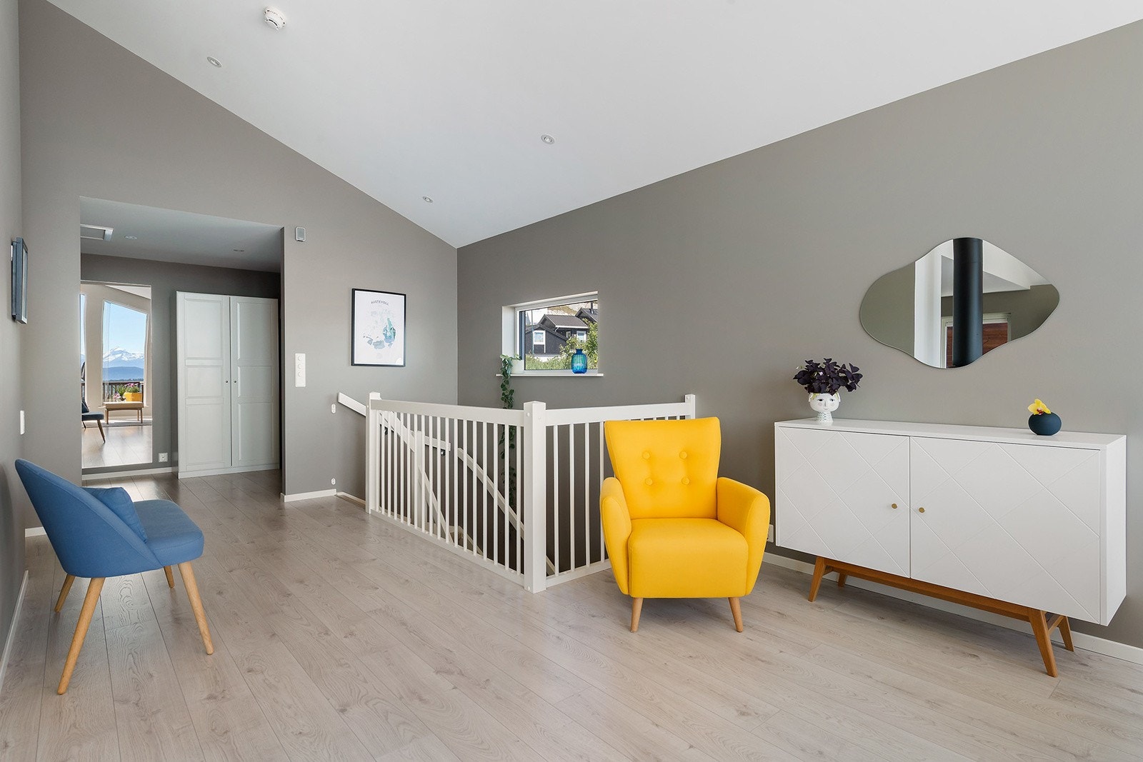 Trapp fra 1. etasje til underetase Galleribilde