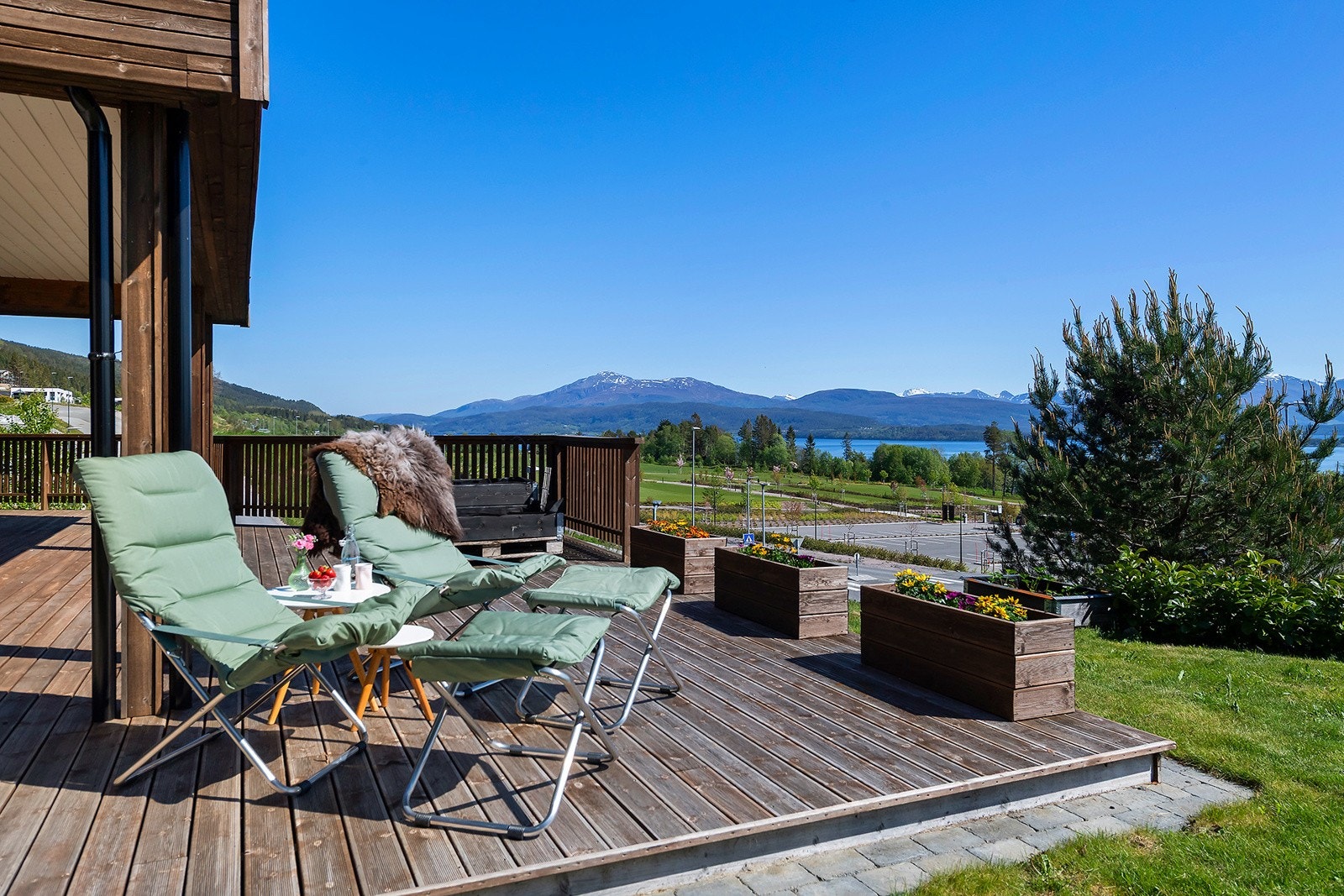 Terrasse på 90 kvm i tilknytning til hagen Galleribilde