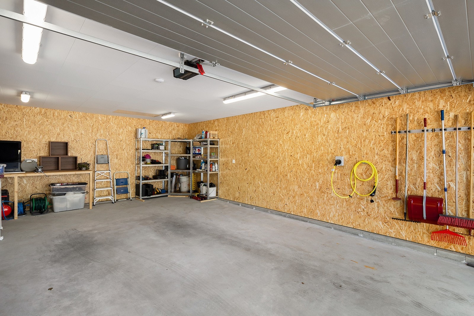 Garasjen har innlagt strøm og elbil-lader er montert Galleribilde