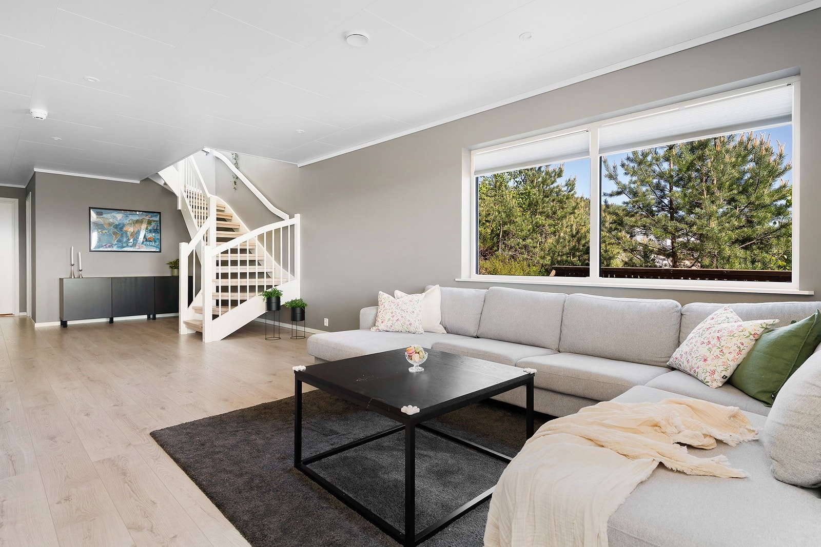 Romslig stue i underetasje Galleribilde