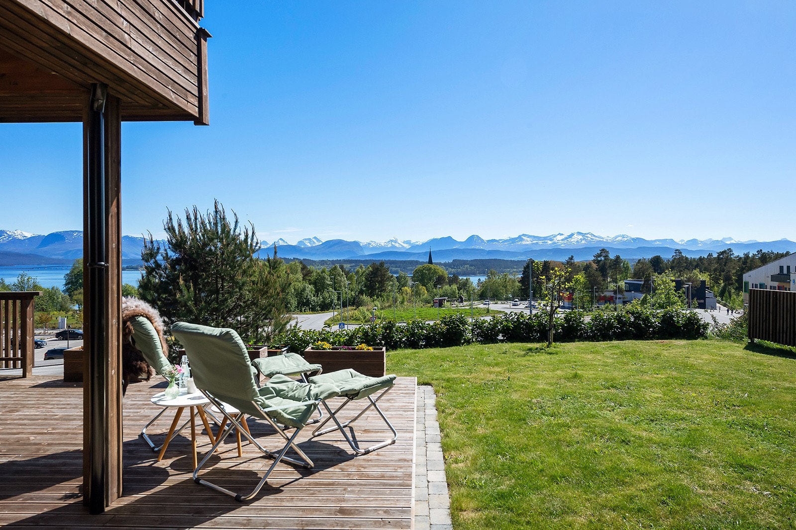Fra hus og hage er det vakker utsikt til fjord og fjell Galleribilde