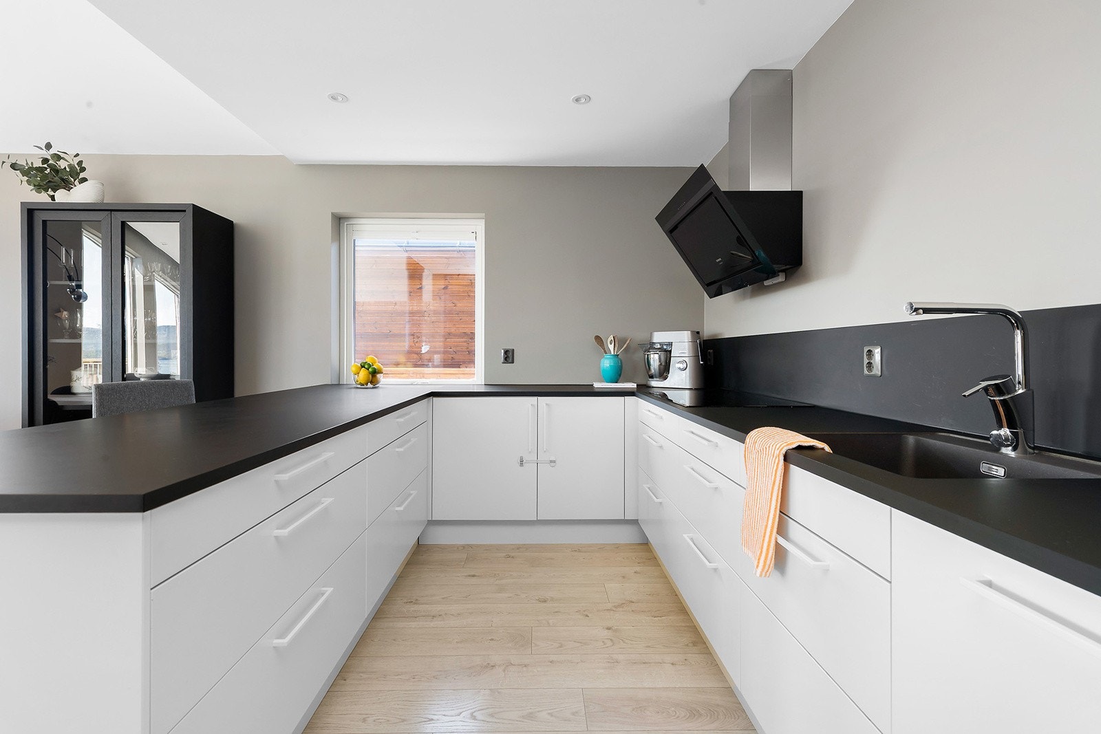 Kjøkkenet har rikelig med skap- og benkeplass Galleribilde