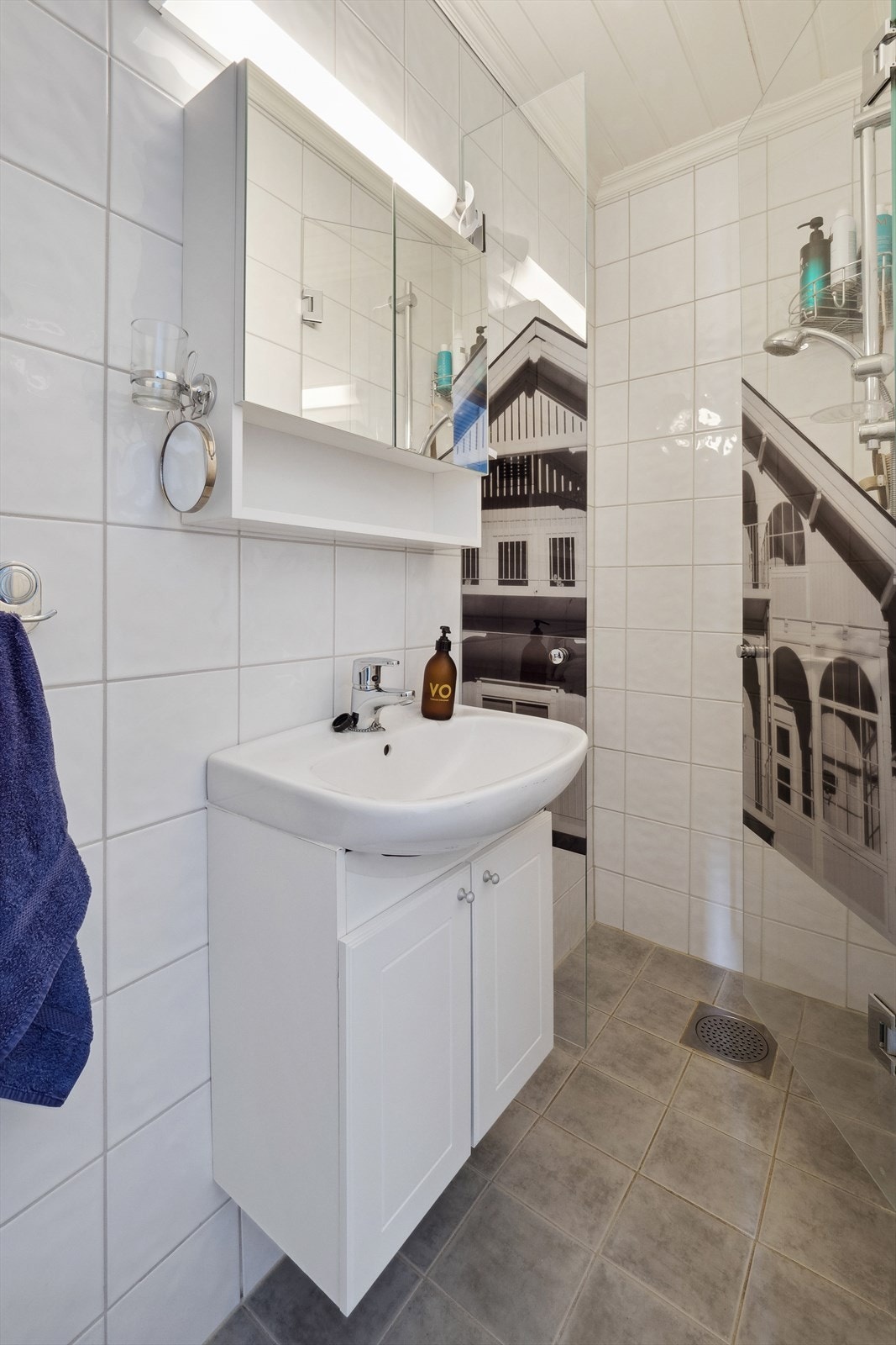 Det andre baderommet er flislagt og har varme i gulv, dusjvegger, servant over innredning, speilskap og belysning. Galleribilde