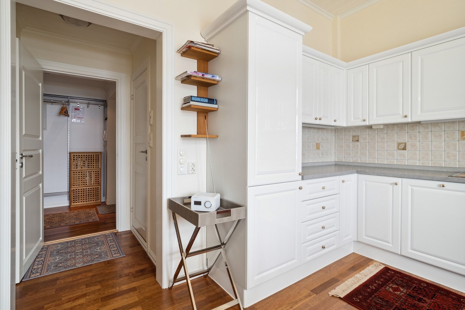 Fra kjøkkenet er det adkomst til en gang som fører videre til vaskerom og entré. Galleribilde