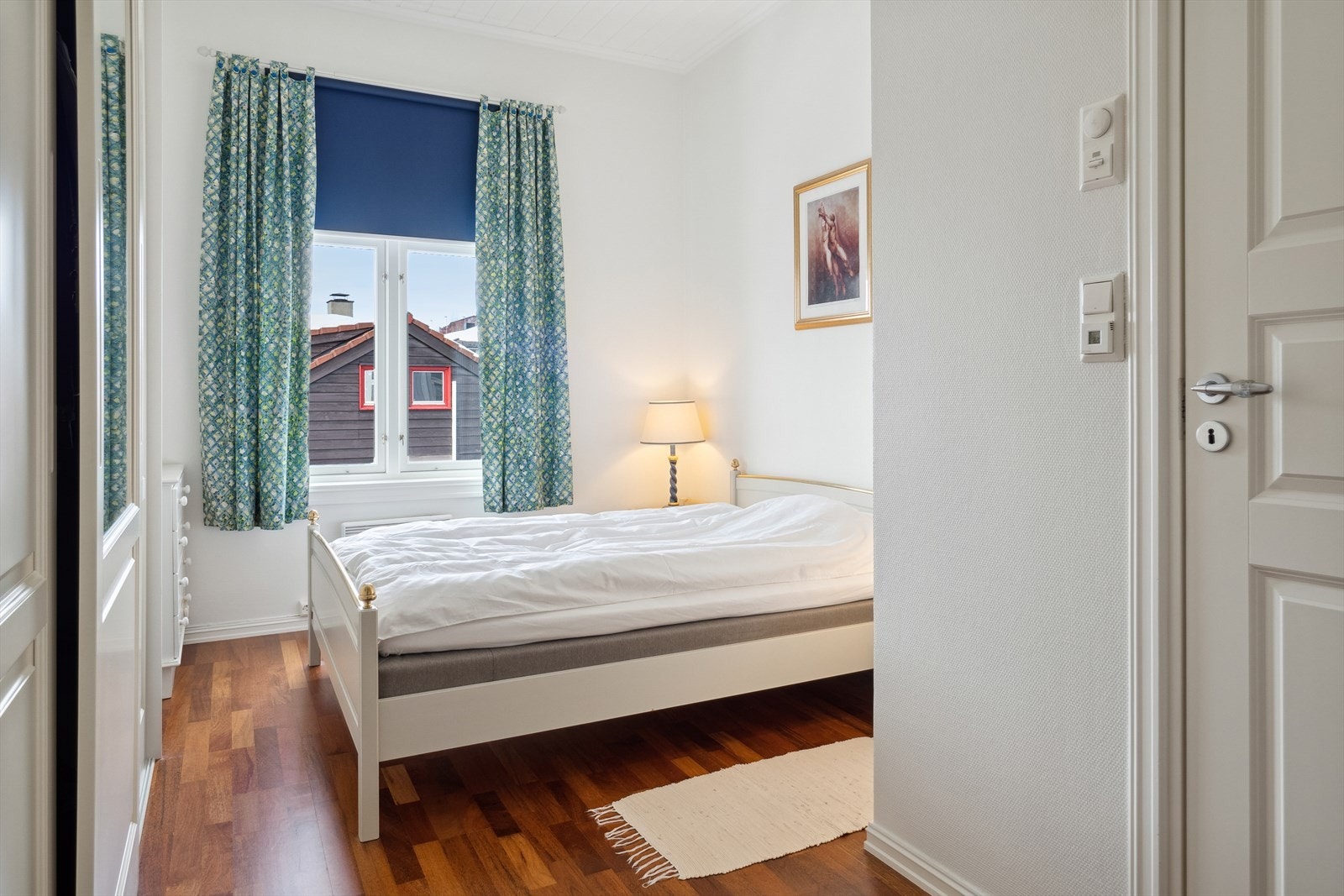 Det største soverommet har god plass ti seng og tilhørende møbler. Galleribilde