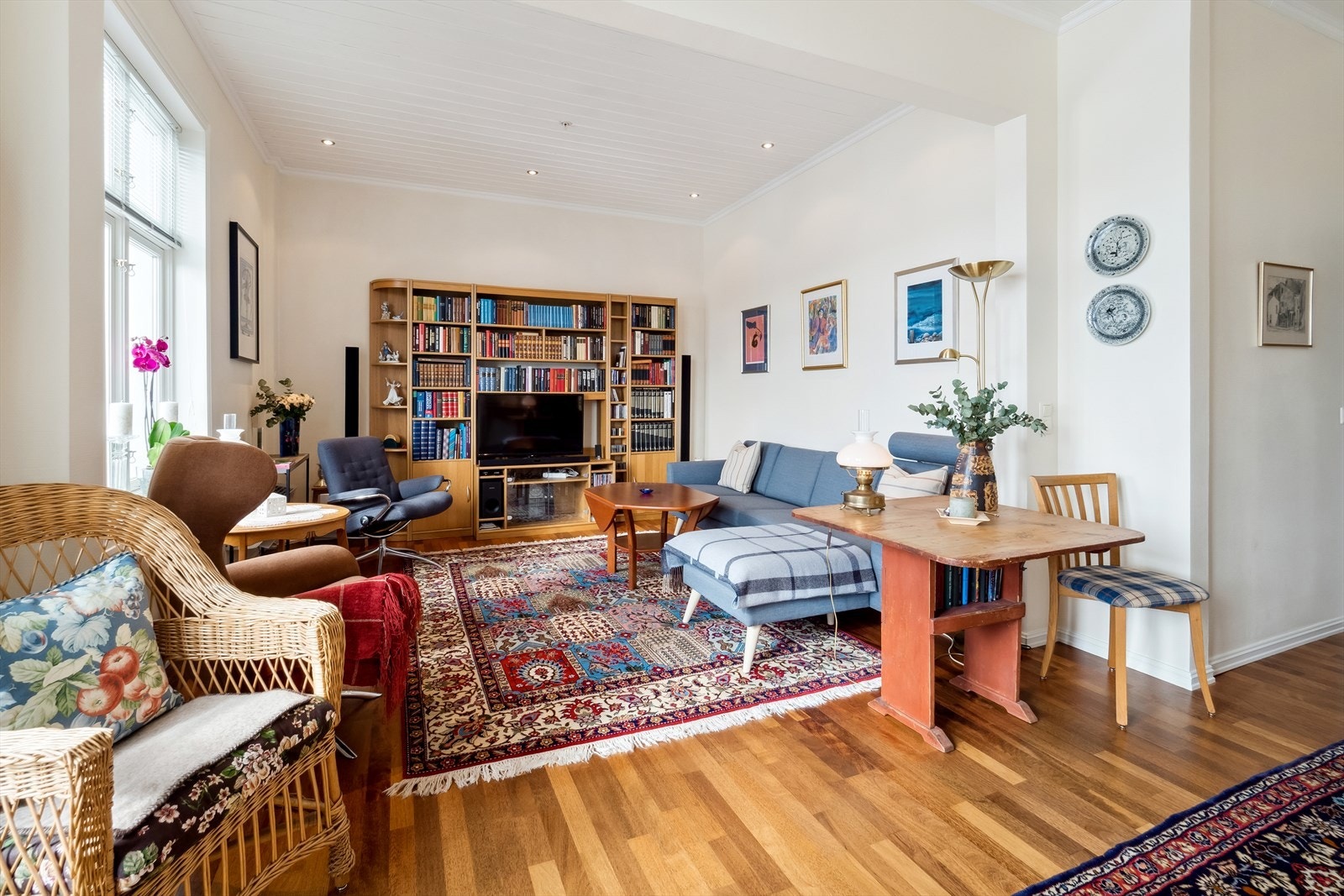 Sofagruppen har en fin plassering i stuen, fra sofaen kan du nyte utsikten mot nabolaget og Mjøsa. Galleribilde