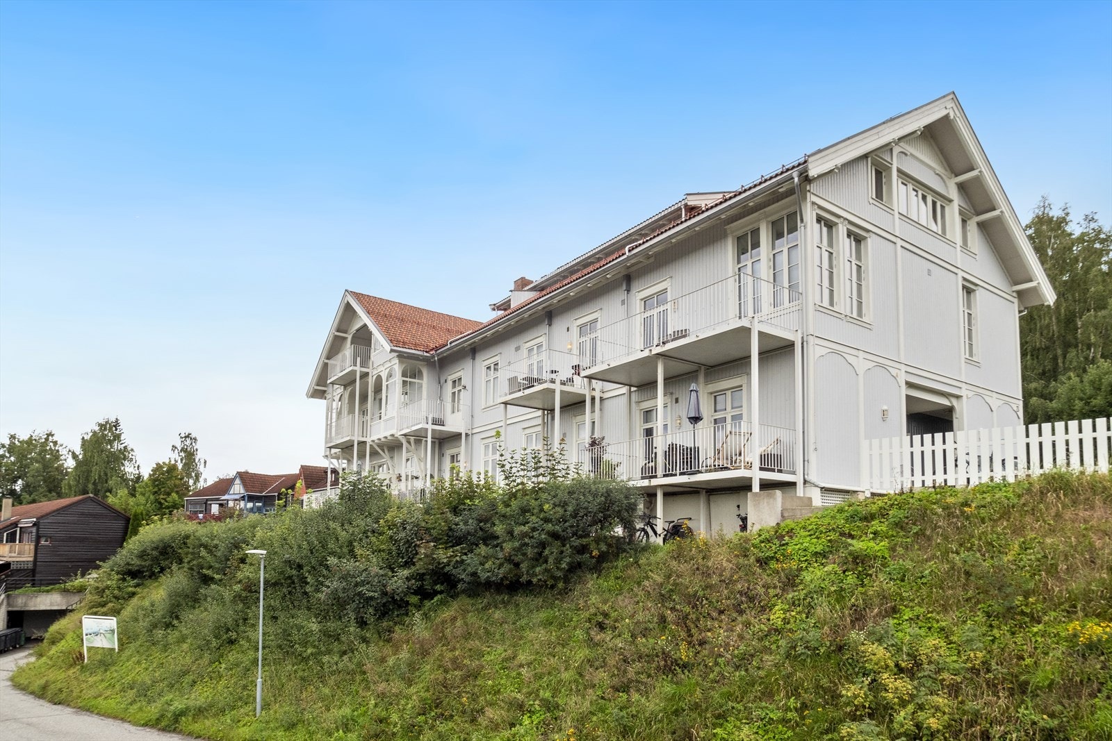 Boligen har en fin beliggenhet med kort veg til marka og kort veg til sentrum Galleribilde