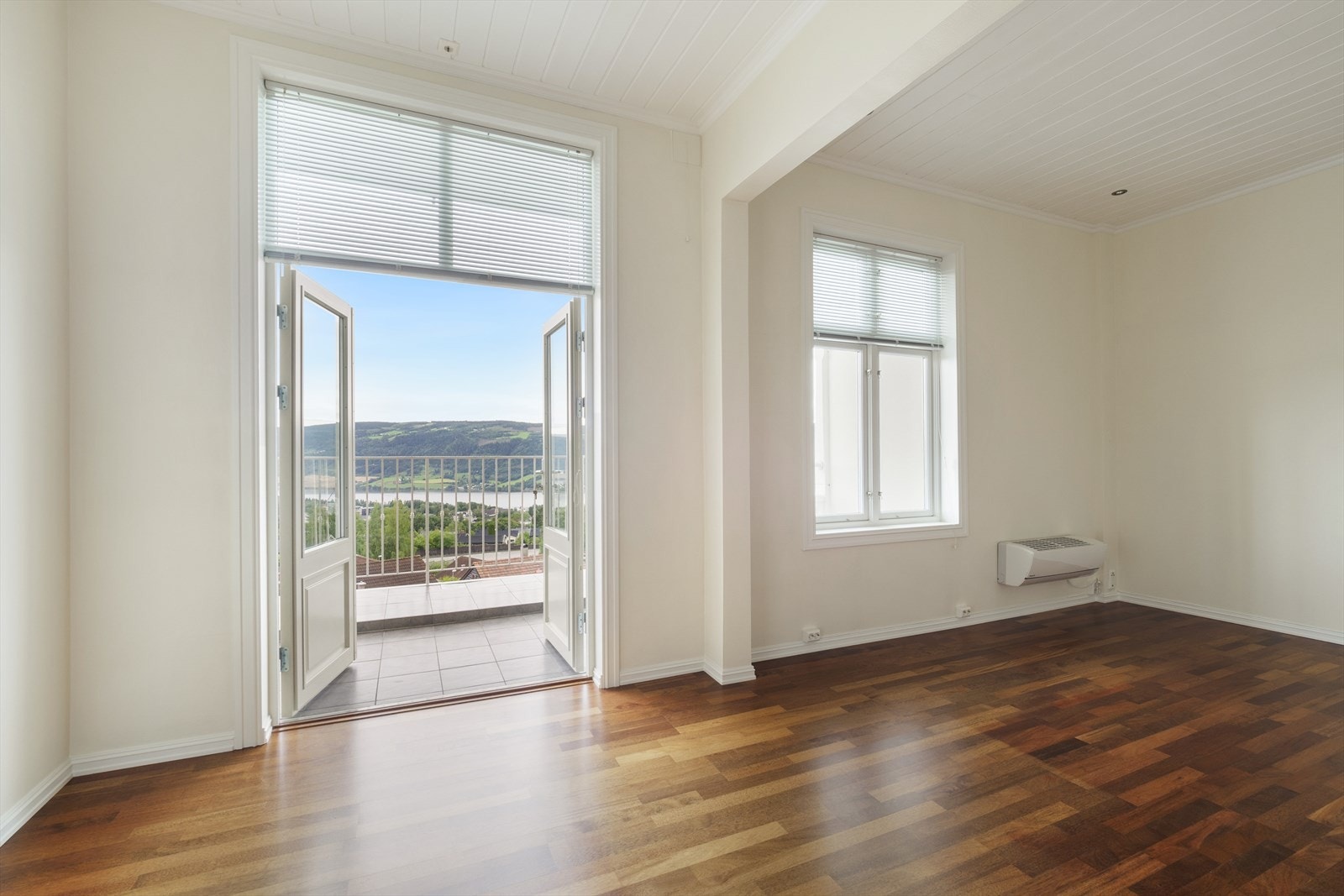 Fra stuen er det adkomst til en overbygd terrasse med gode sol- og utsiktsforhold. Galleribilde