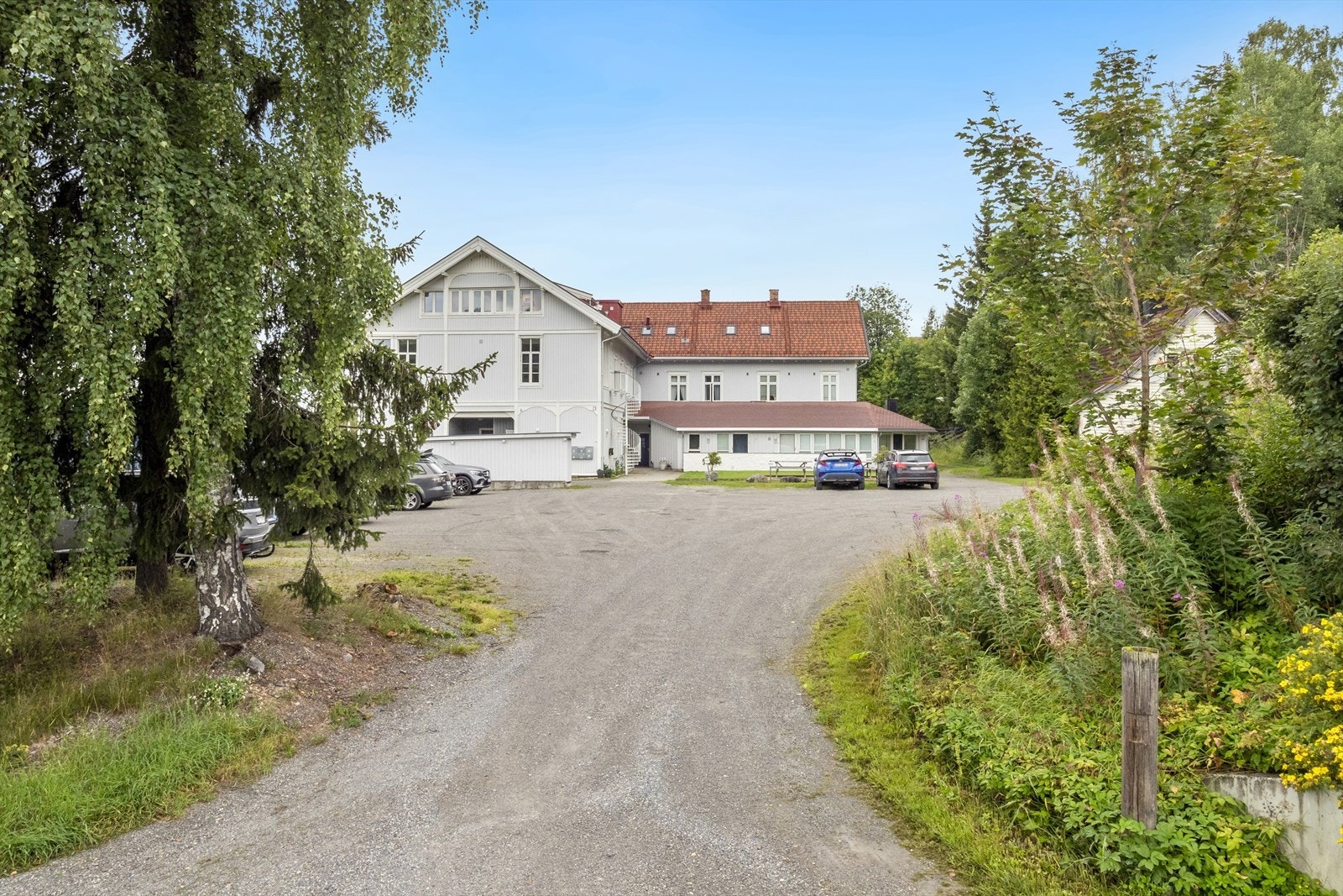 Innkjøring til eiendommen Galleribilde