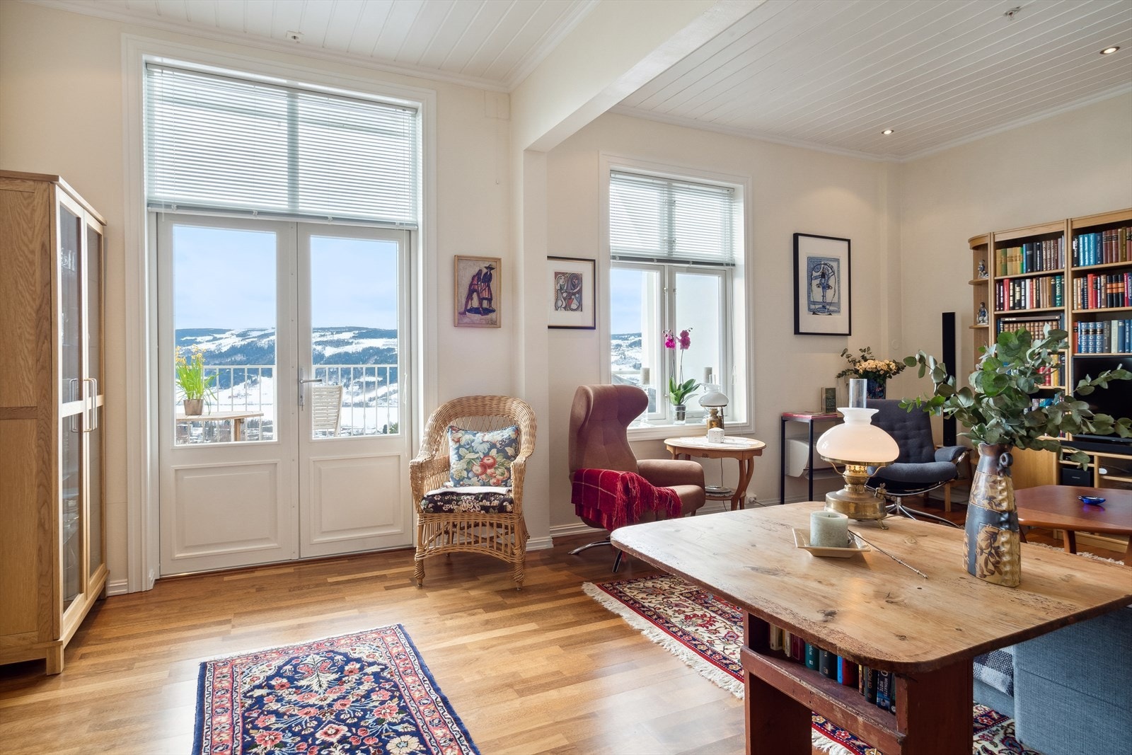 God takhøyde og store vindusflater gir rommet en lys og luftig følelse. Galleribilde