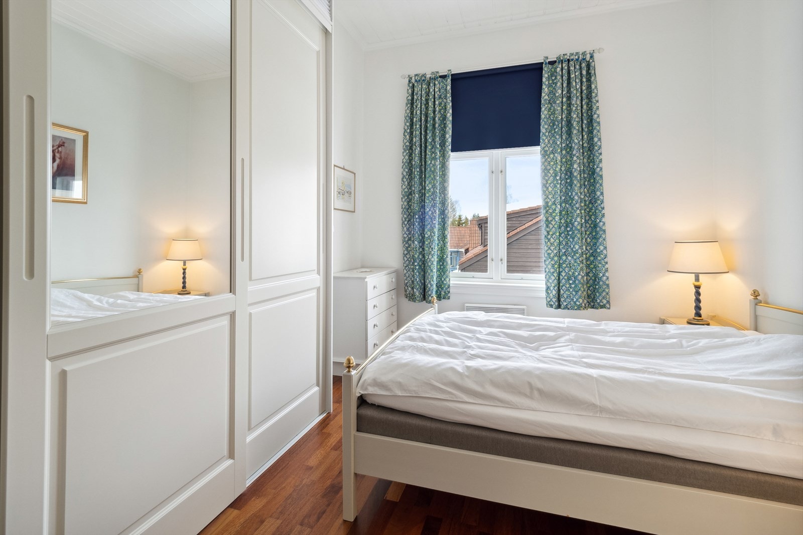 På rommet finner du en romslig skyvedørsgarderobe. Galleribilde