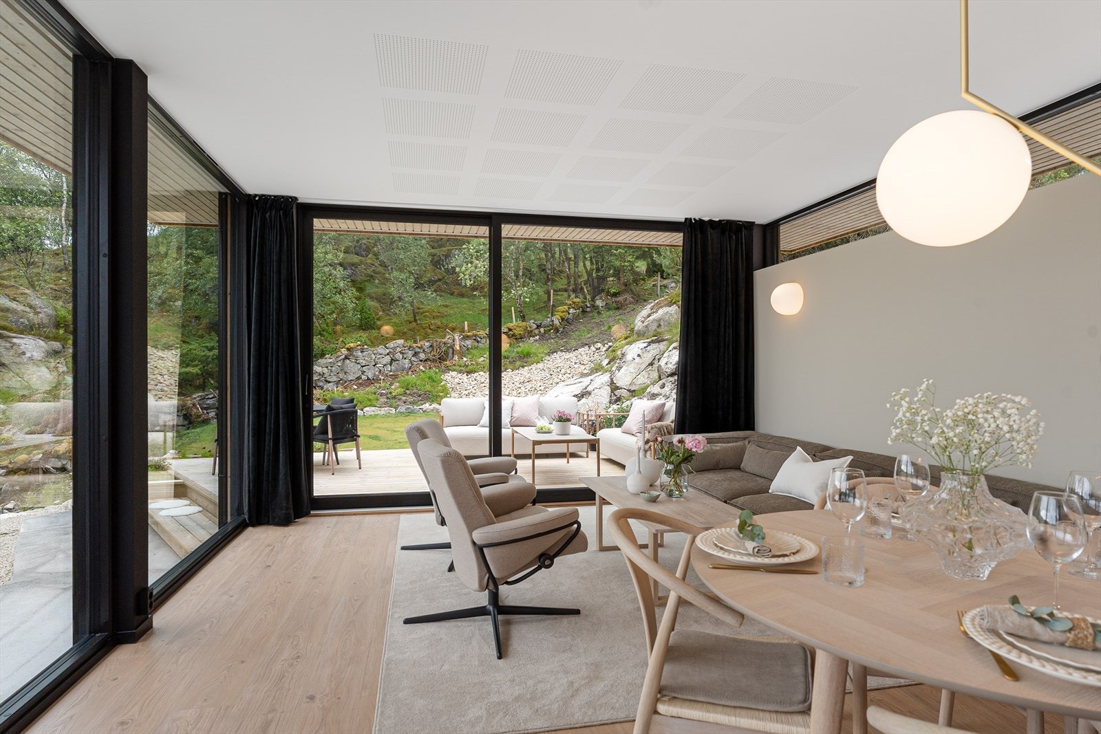 Stuen har mye lysinnslipp og har stor skyvedør ut mot uteplass Galleribilde