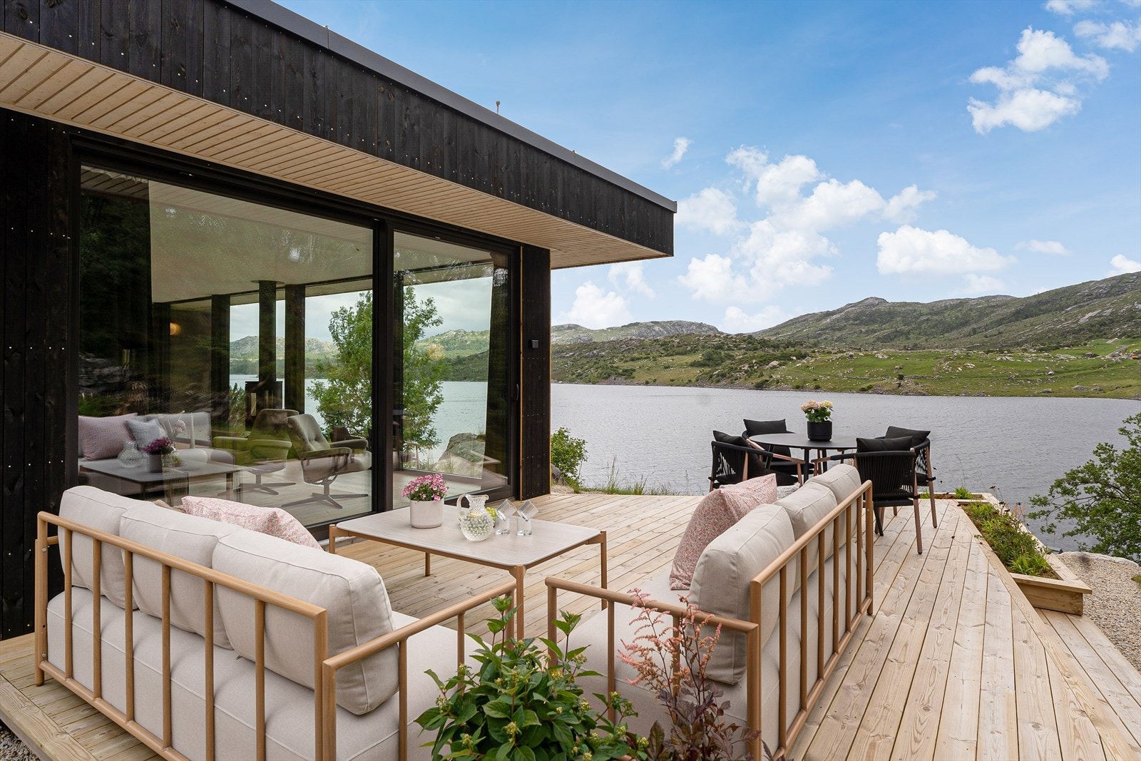 Spektakulær beliggenhet i et skjermet og rolig område av Ålfjorden Galleribilde