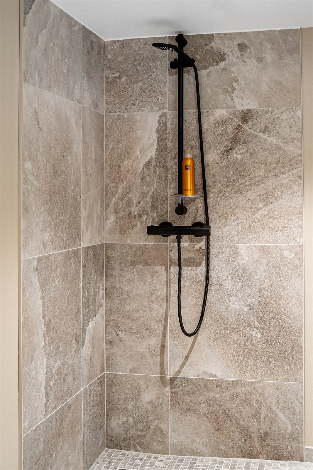 Vaskerom i kjeller har innstallert dusj Galleribilde