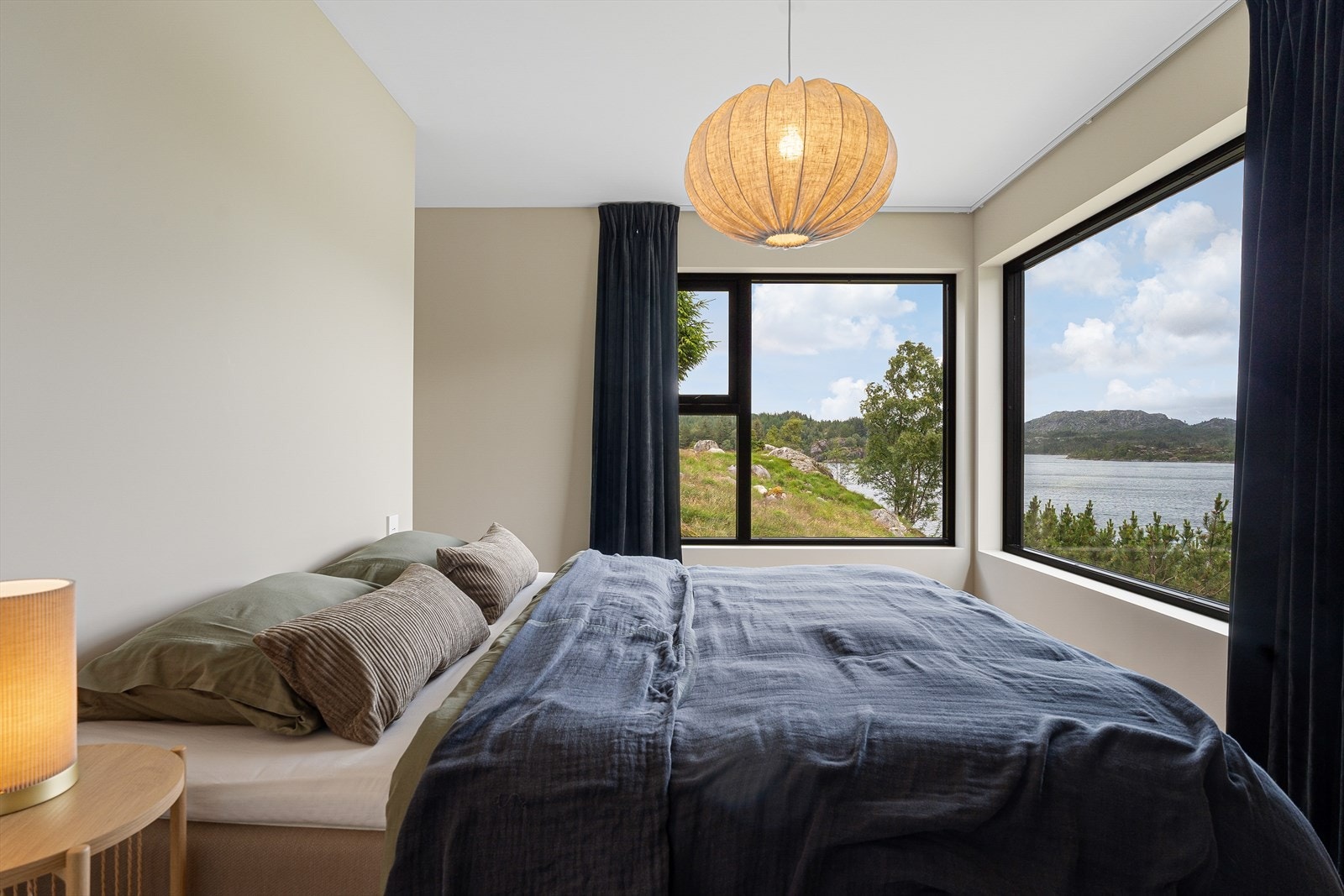 Fra hovedsoverommet er det en nydelig utsikt mot fjorden Galleribilde