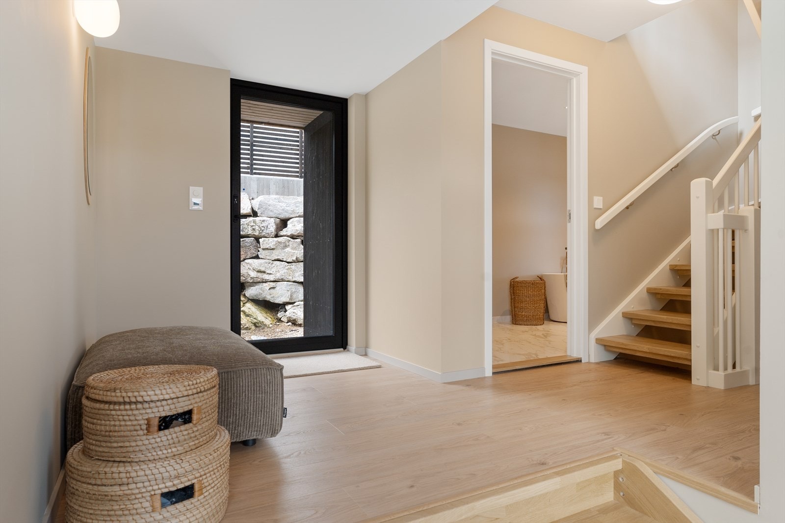 Gang på hovedplan og trapp opp til loft Galleribilde