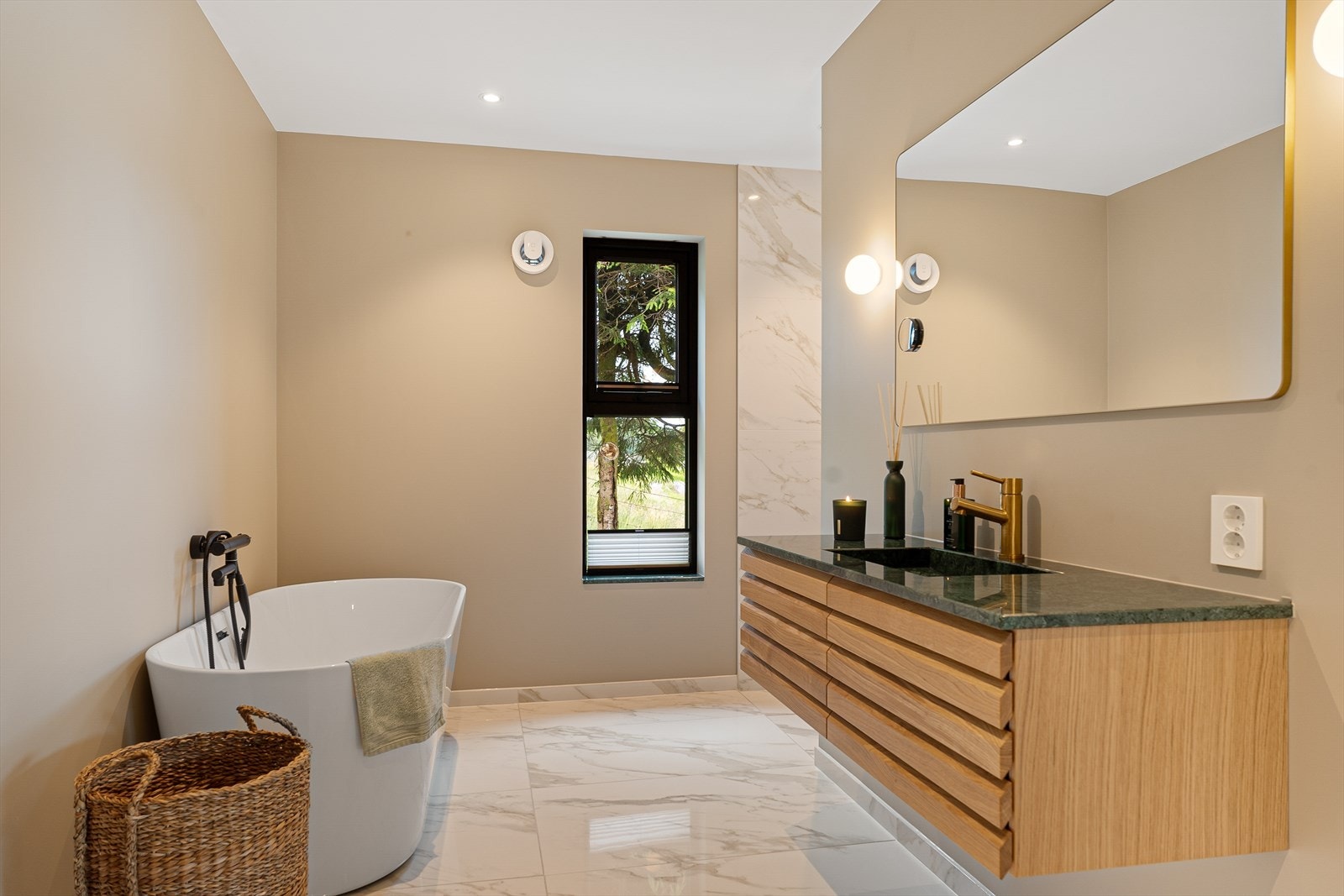 Bad på hovedplan er lekkert og i en tidløs klassisk stil Galleribilde