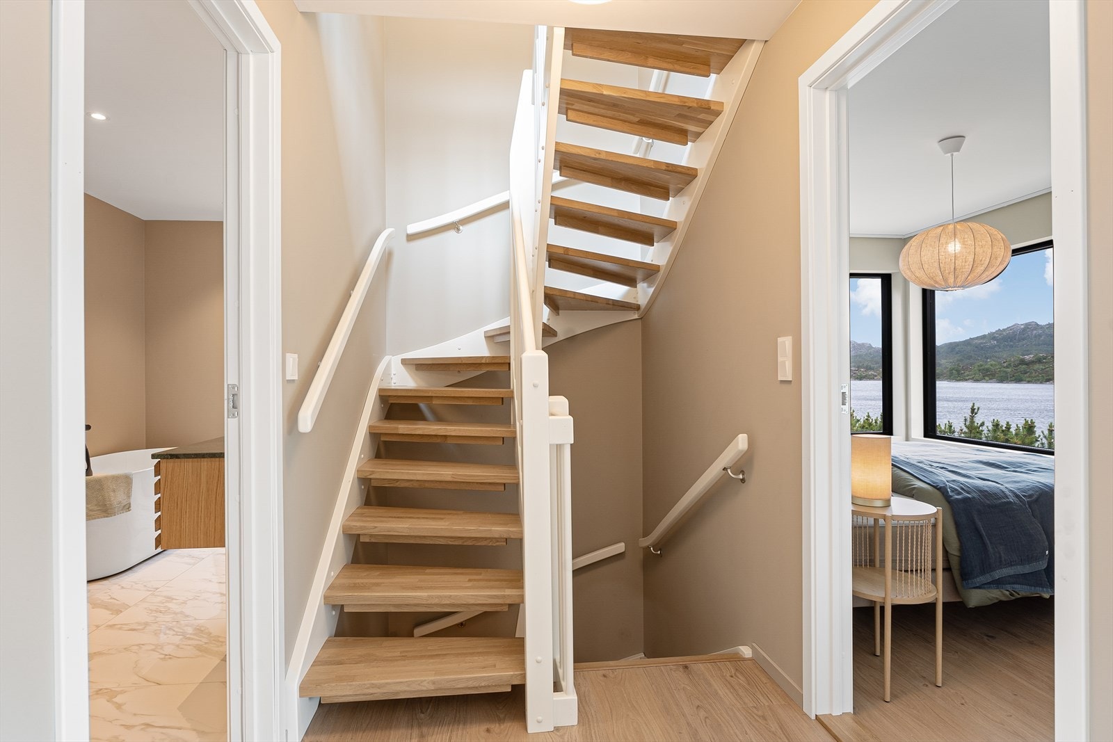 Trapp opp til loft og ned til kjeller Galleribilde