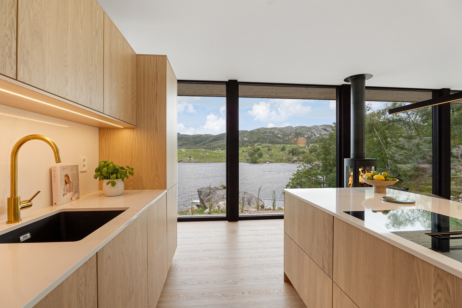 Fra kjøkkenet er det god oversikt og utsikt mot sjø Galleribilde