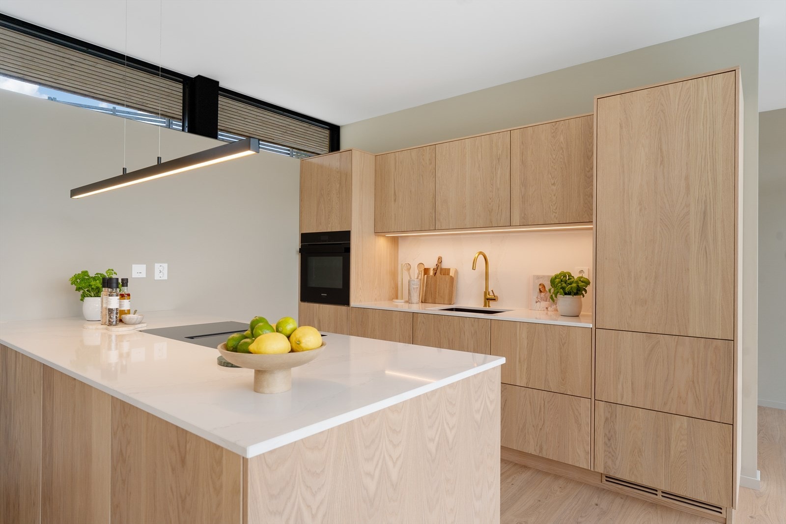 Meget gjennomført og solid kjøkkeninnredning Galleribilde